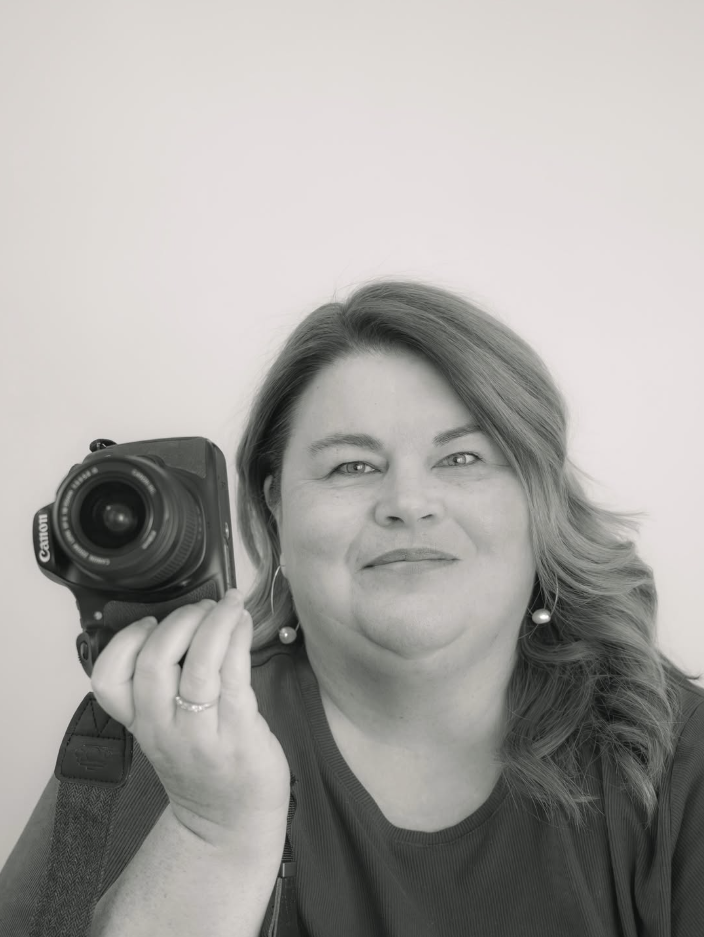 Kate of Kate Elizabeth Photography holding her camera